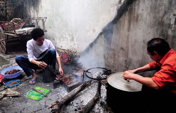 Người dân cả làng chỉ lũ lượt trở về từ chiều 30 Tết và thực sự đông đủ từ ông già bà cả, con cháu lớn bé vào Rằm tháng giêng. Tết Nguyên tiêu mới thực sự là ngày hội, ngày Tết của cả làng. Những gia đình cẩn thận thì sẽ tự làm mọi công đoạn để có được món thịt chó vừa ý